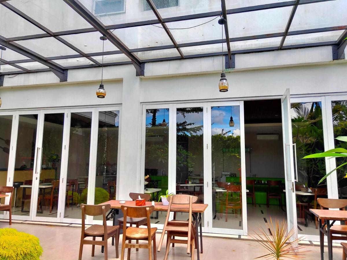 Emerald Hotel Timika Exterior photo